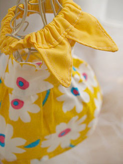 フェレットの洋服・おっきな襟・レトロなお花・ぜんぶ山吹１