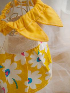 フェレットの洋服・おっきな襟・レトロなお花・ぜんぶ山吹１
