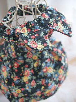 フェレットの洋服・おっきな襟・黒の小花１