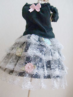 フェレットの洋服・黒に段々の白レース１